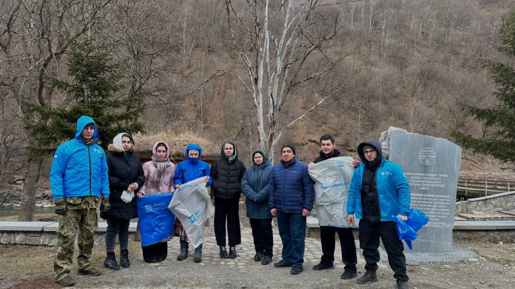 В Карачаево-Черкесии на место слияния Кубани и Худеса вышли студенты Северо-Кавказской государственной академии В Карачаево-Черкесии на место слияния Кубани и Худеса вышли студенты Северо-Кавказской государственной академии