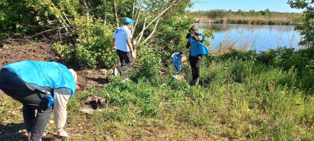 В Самарской области будущие нефтяники проводят серию субботников на берегах рек и прудов региона