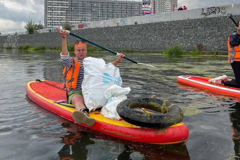 Волонтеры на «сапмусоровозах» очистили берега и водную поверхность реки Миасс Волонтеры на «сапмусоровозах» очистили берега и водную поверхность реки Миасс