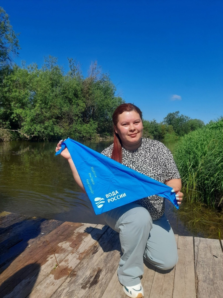В селе Юсьве местные школьники тоже убрали мусор с берегов одноименной реки. Их «добыча» составила пару мешков мусора.