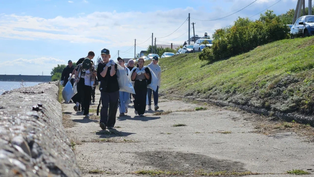 Участники Всероссийской акции «Вода России» в Ульяновске очистили берег Волги по системе гринворкаут