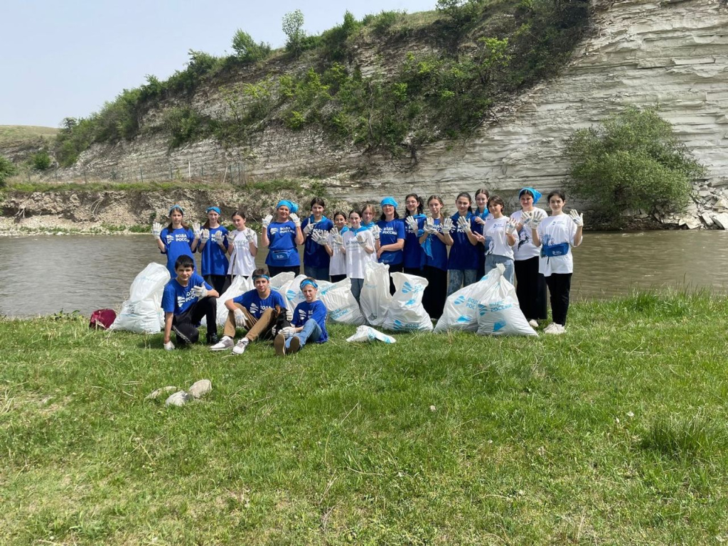 В ауле Зеюко в Карачаево-Черкесии ребята из кружка «Юный эколог» очистили от мусора 3 км левого берега реки Малый Зеленчук.