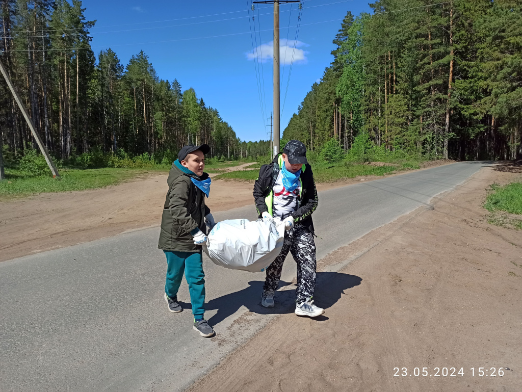 9 мешков мусора и автомобильную покрышку вывезли с берегов оз. Полуденка юные жители г. Нефтекамска.