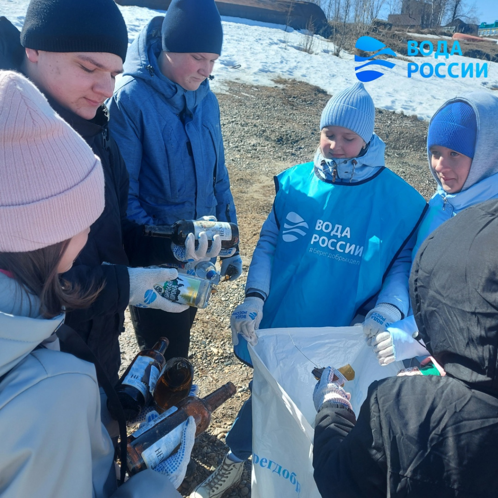 В Томской области 37 человек участвовали в субботнике на берегах реки Кеть.