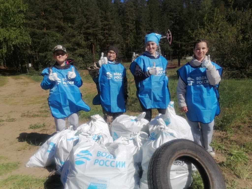 9 мешков мусора и автомобильную покрышку вывезли с берегов оз. Полуденка юные жители г. Нефтекамска.