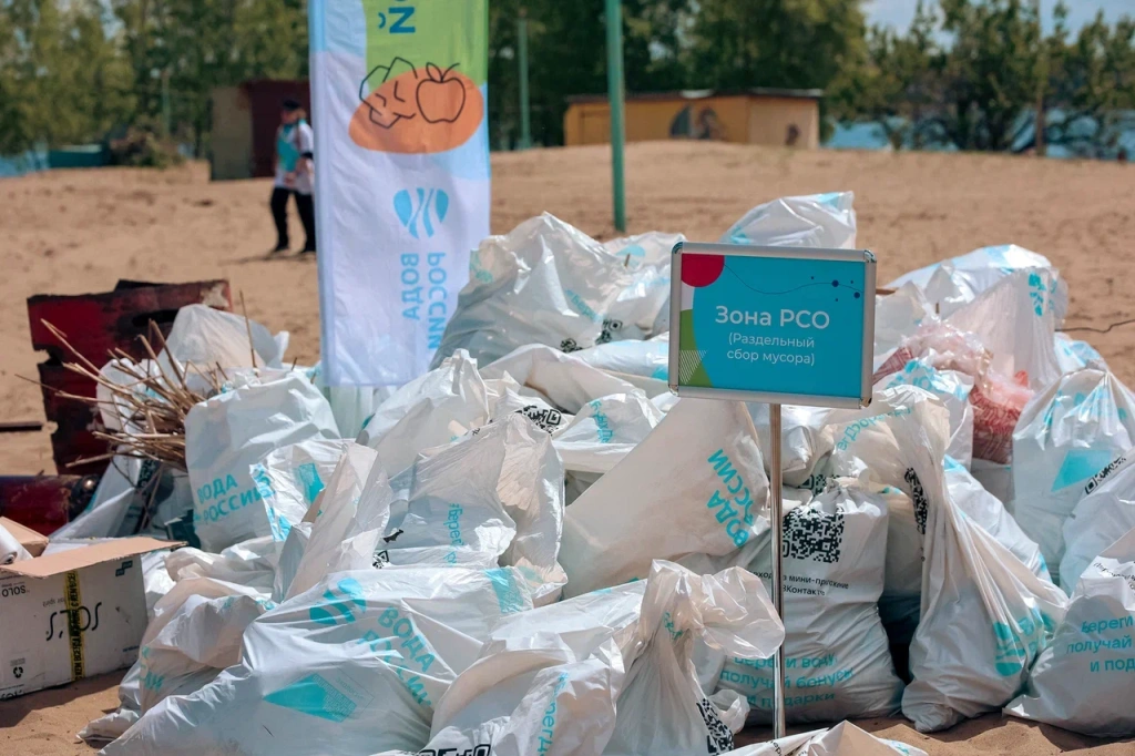 Амбассадор акции «Вода России» Юлия Михалкова помогла саратовцам подготовить городской пляж к новому сезону