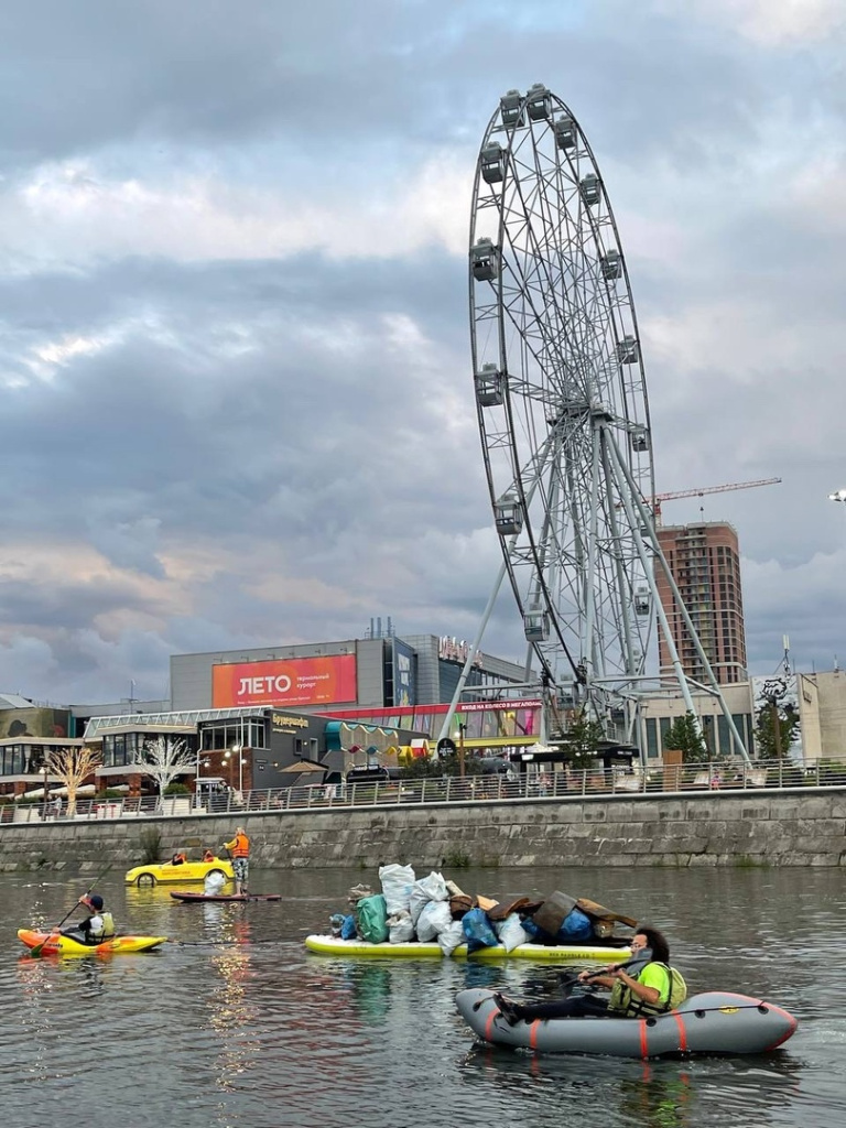 Волонтеры на «сапмусоровозах» очистили берега и водную поверхность реки Миасс Волонтеры на «сапмусоровозах» очистили берега и водную поверхность реки Миасс