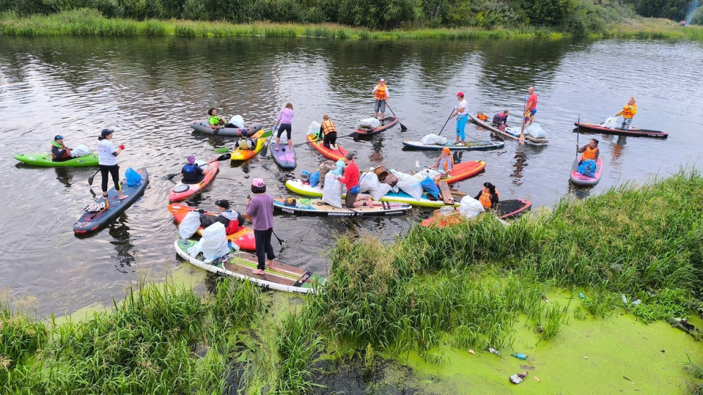 Волонтеры на «сапмусоровозах» очистили берега и водную поверхность реки Миасс Волонтеры на «сапмусоровозах» очистили берега и водную поверхность реки Миасс