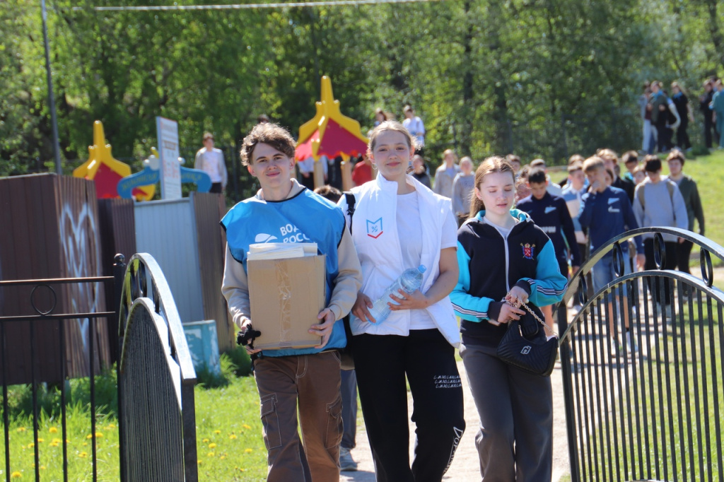 Крупный субботник на пляже в Кировске.