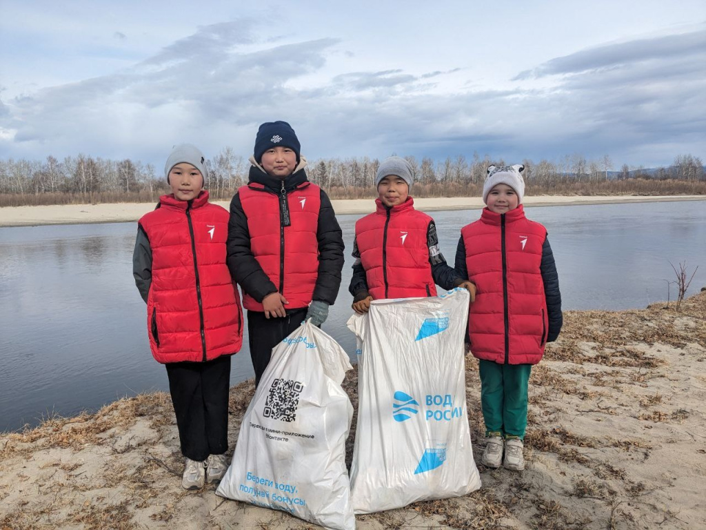 В Прибайкалье наши экоактивисты вывезли 10 мешков мусора в ходе первой в этом сезоне акции на берегах реки Баргузин