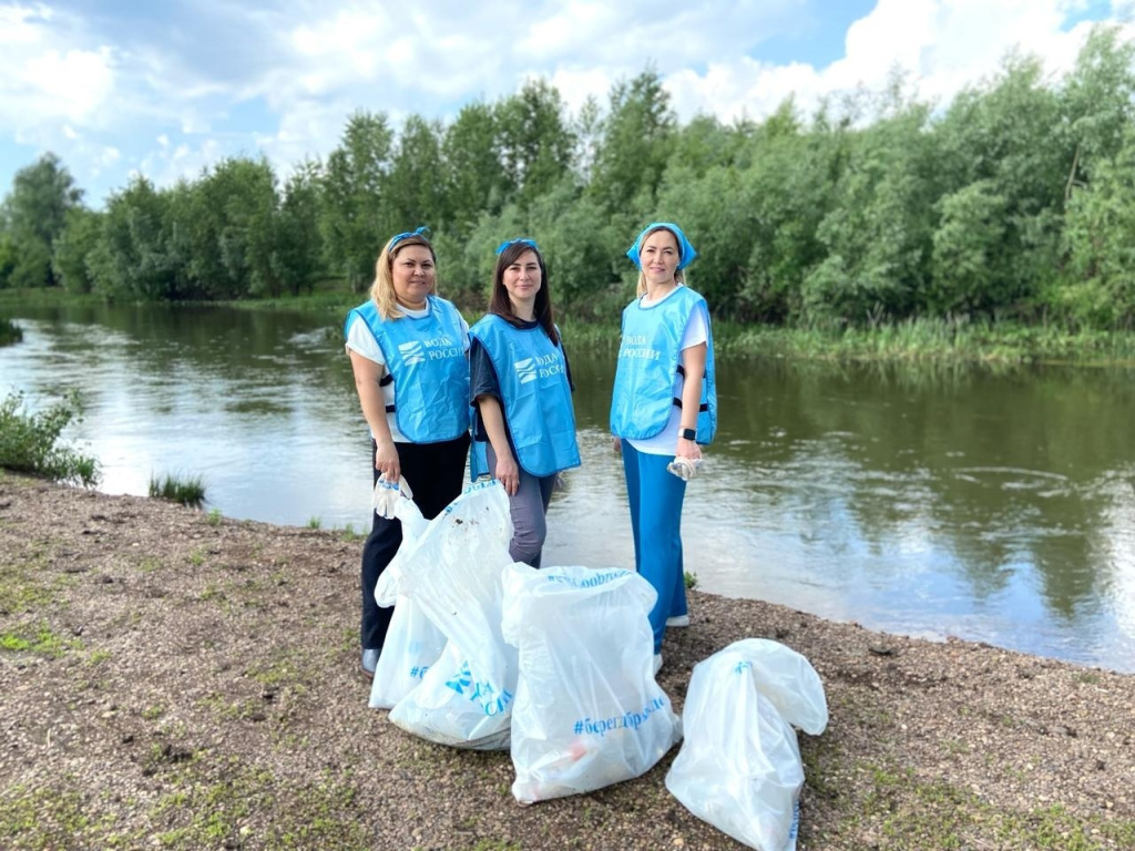 На уборку берегов реки Ашкадар вышли 50 человек.