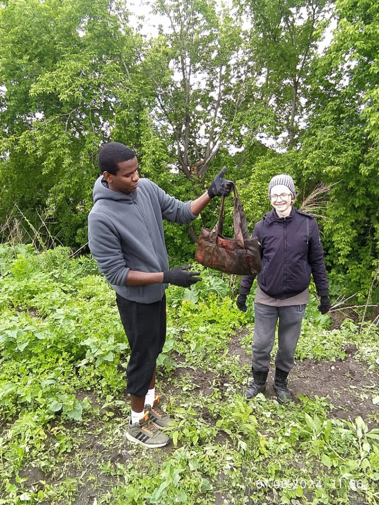 Новый самокат извлекли из воды алтайские волонтеры