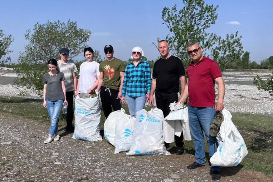 Более 240 мешков мусора вывезли с берегов рек экоактивисты Кавказа