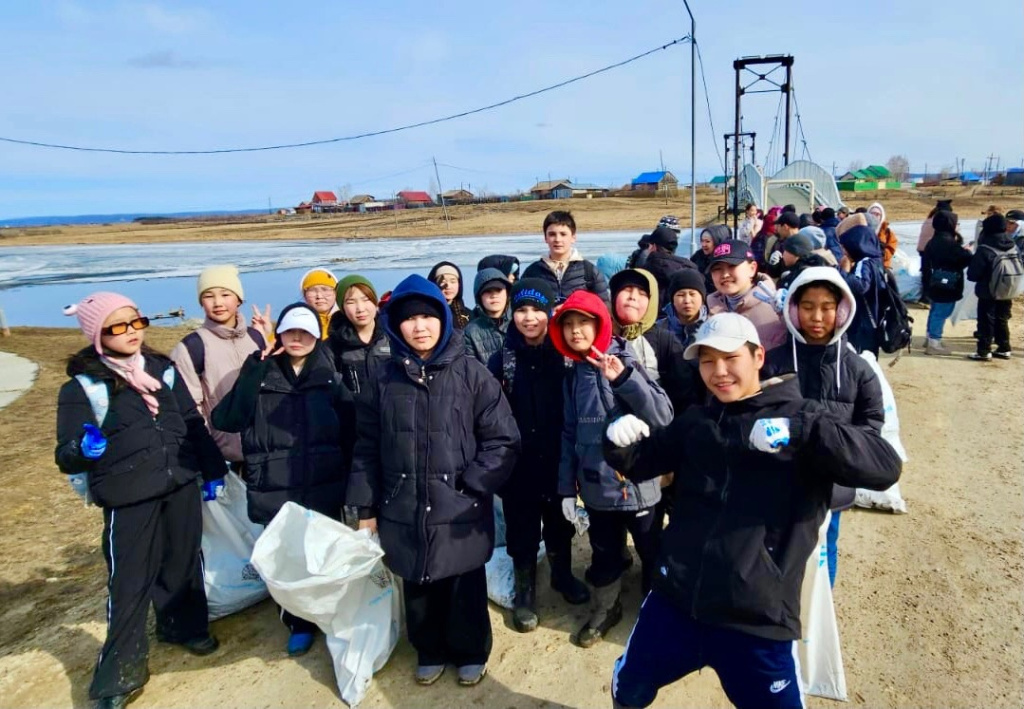 Амгинские школьники из детской общественной организации «Амма кэскилэ» вывезли 48 мешков хлама с берегов озера в Амге