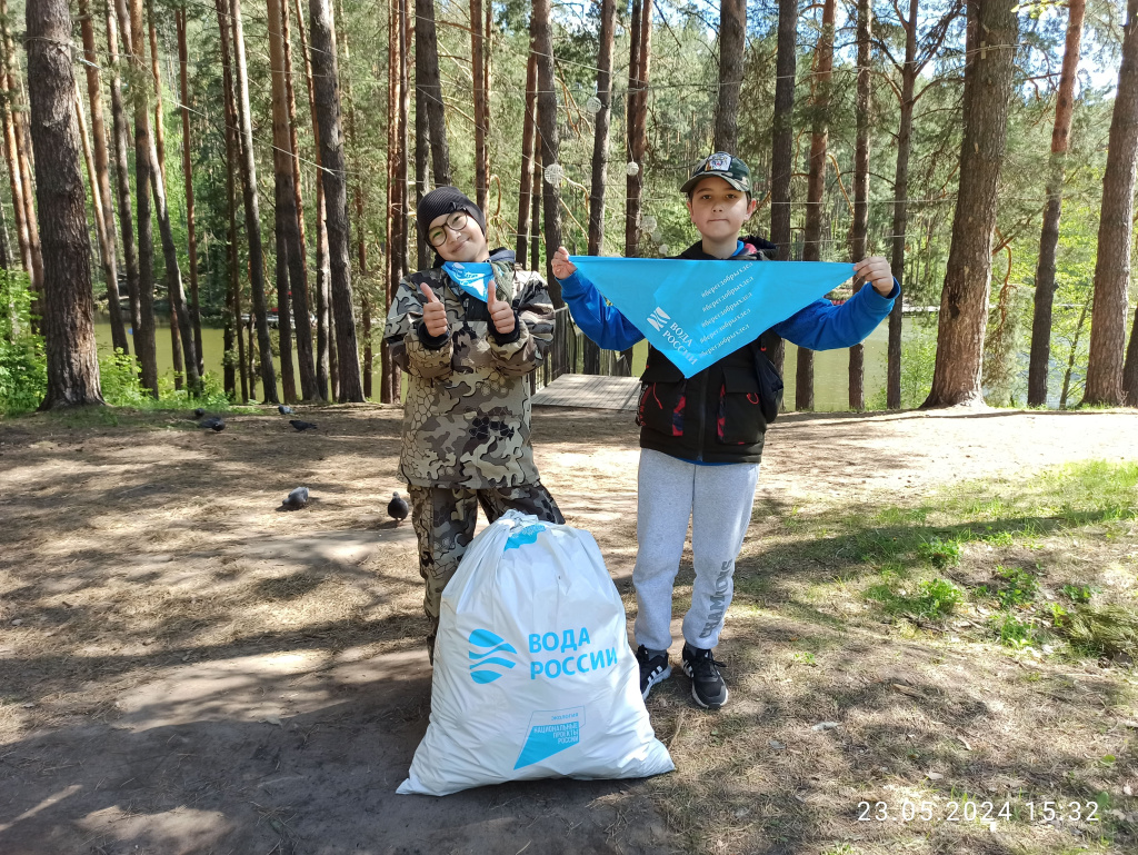 9 мешков мусора и автомобильную покрышку вывезли с берегов оз. Полуденка юные жители г. Нефтекамска.