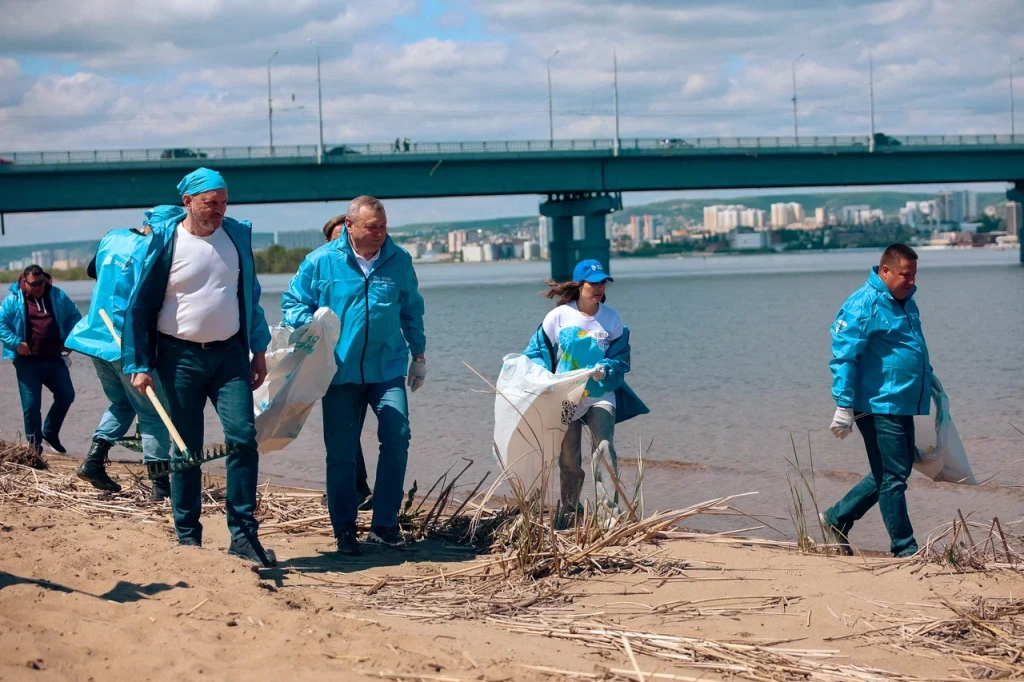Амбассадор акции «Вода России» Юлия Михалкова помогла саратовцам подготовить городской пляж к новому сезону 