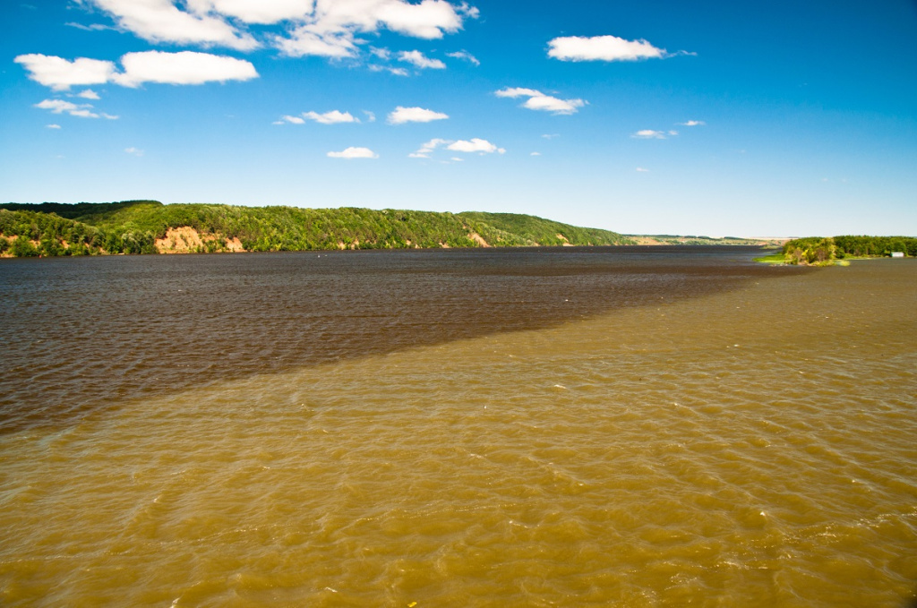 Водная граница рек Кама и Белая в России. Фото: shutterstock