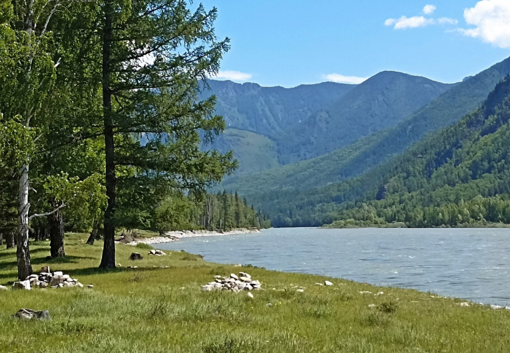 Небольшие субботники прошли на берегах Катуни в Республике Алтай на территории Катунского биосферного заповедника.