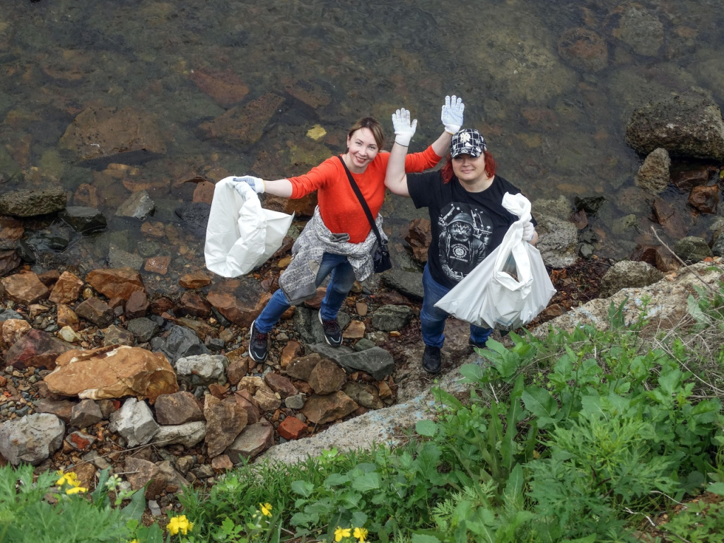 Субботник в рамках акции «Вода России» организовали сотрудники Приморской государственной картинной галереи.