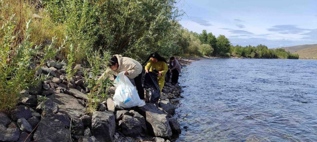 60 мешков мусора вывезли с берегов Енисея сотрудники министерства образования Республики Тыва.
