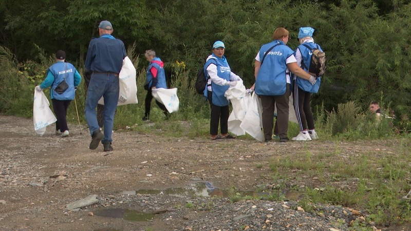 05 09 Волонтеры Сахалина с мешками.jpg