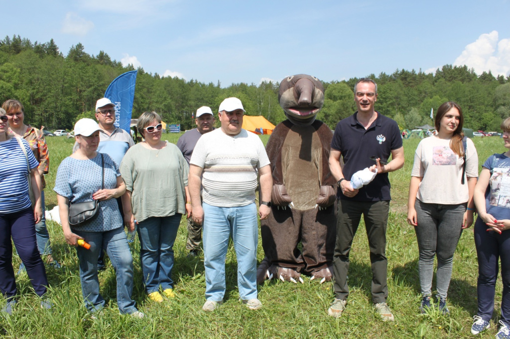 50 человек убирали берега реки Желови на территории природного парка «Сосновые леса на дюнах» в Перемышльском районе