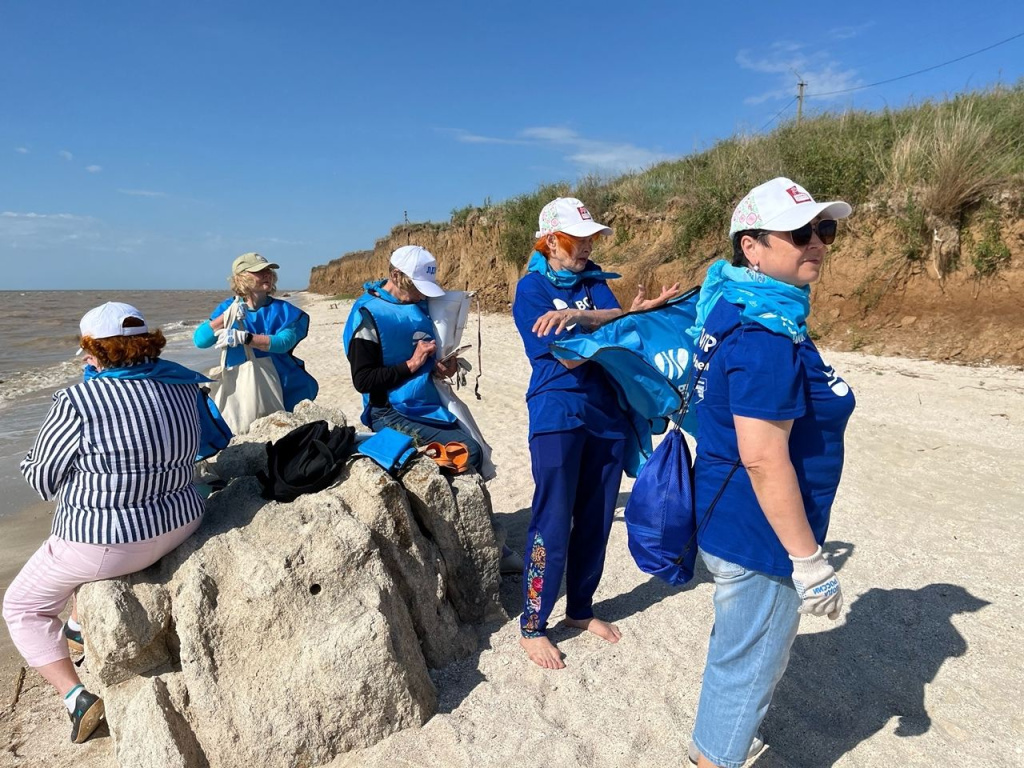 Волонтеры очистили от мусора берег Ейского лимана