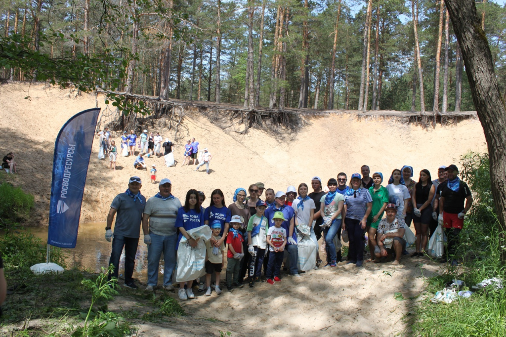 50 человек убирали берега реки Желови на территории природного парка «Сосновые леса на дюнах» в Перемышльском районе