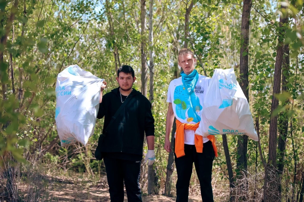 Амбассадор акции «Вода России» Юлия Михалкова помогла саратовцам подготовить городской пляж к новому сезону