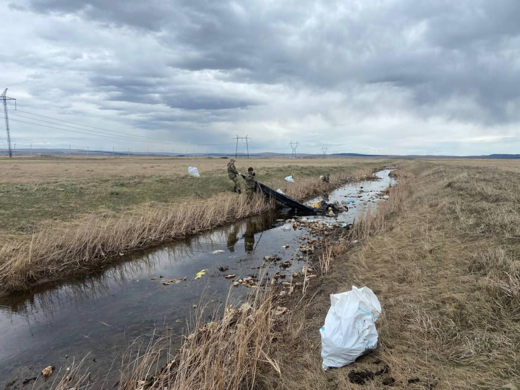 Субботник на территории заказника «Озера Койбальской степи» в Хакасии
