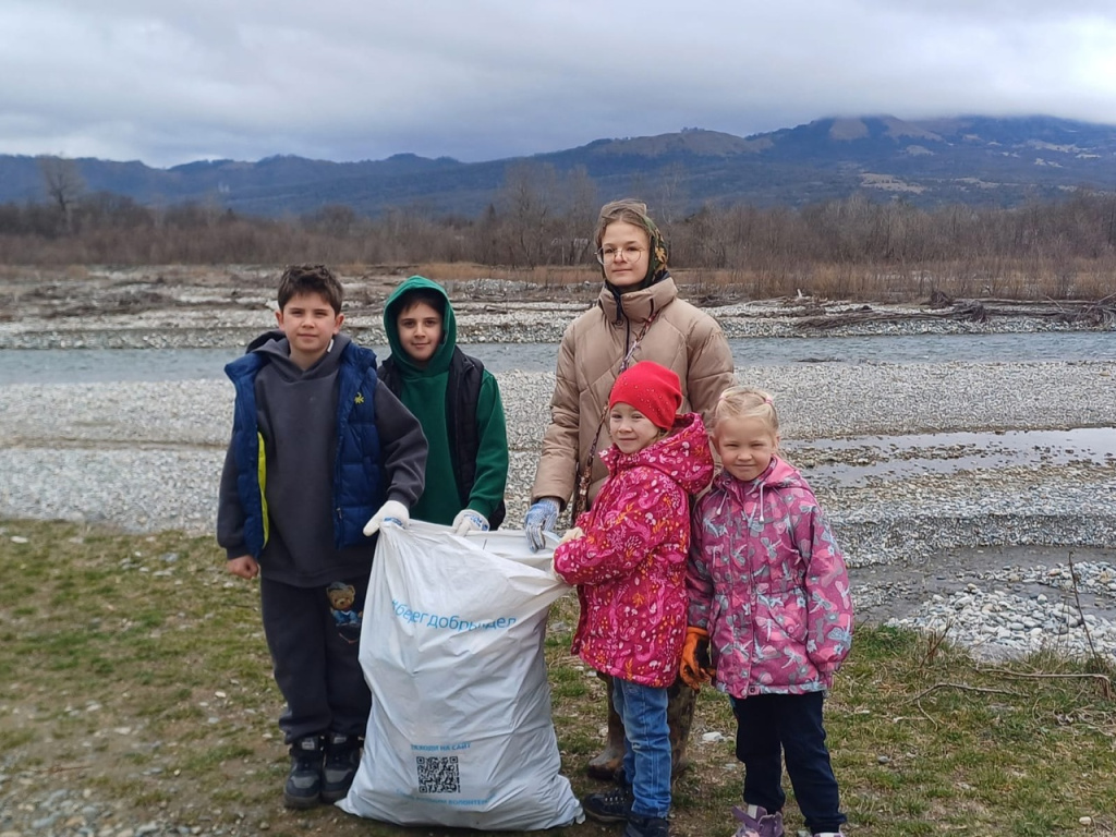 В Краснодарском крае несколько десятков мешков с мусором вывезли с берегов реки Малая Лаба.
