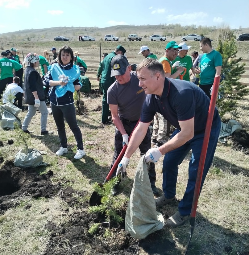 В субботнике участвовал заместитель министра природопользования и экологии региона Камиль Биргулиев.
