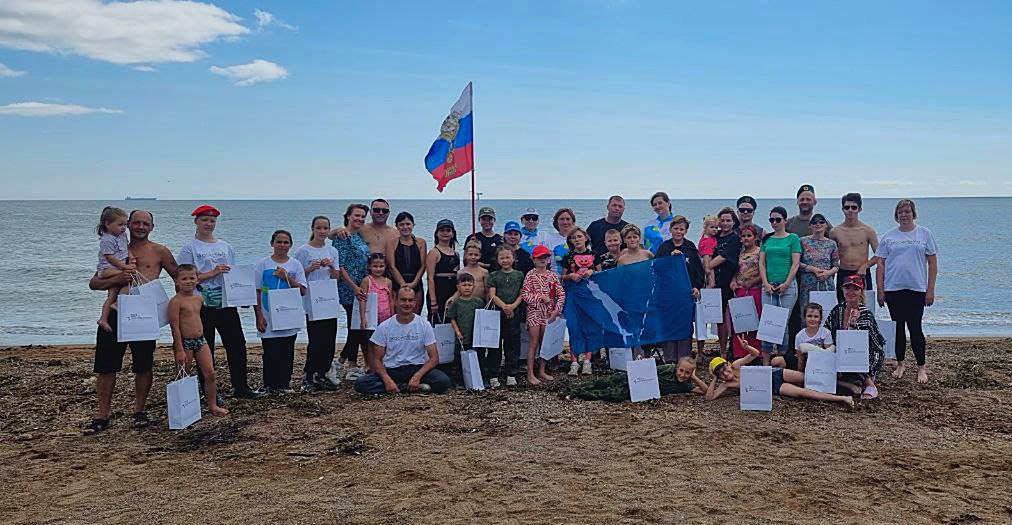 На Сахалине экоактивисты «Воды России» растянули на берегу гигантский триколор