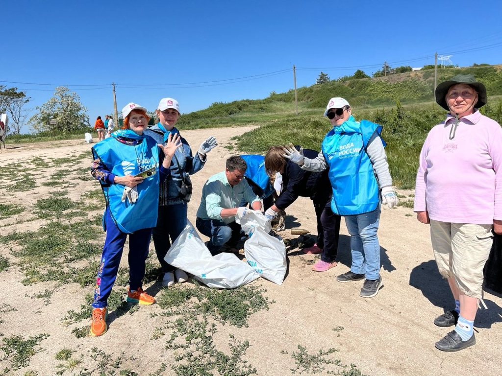 Волонтеры очистили от мусора берег Ейского лимана