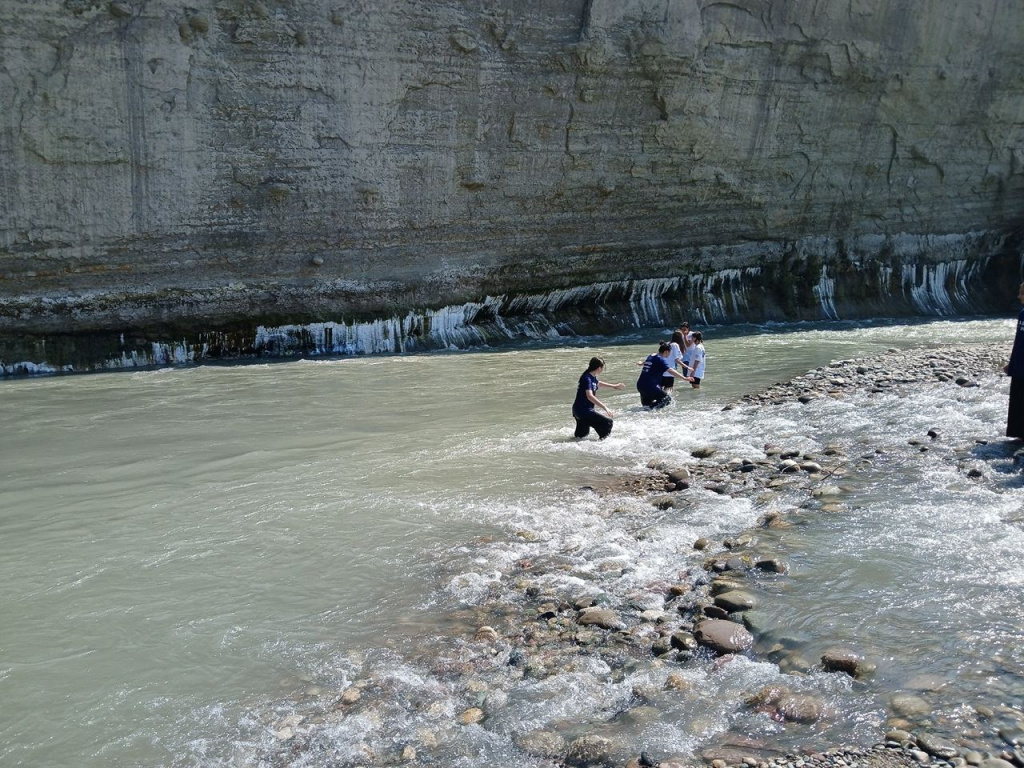 Юные волонтеры Карачаево-Черкесии очистили берег реки и спасли котенка