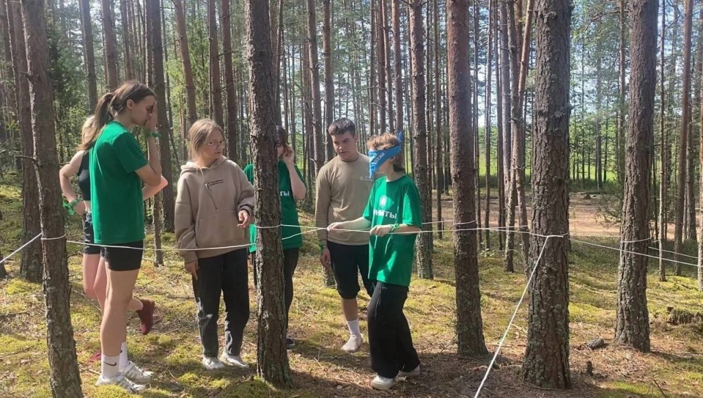 В Псковской области молодежные команды из Опочецкого, Псковского и Островского районов совместили субботник с экопоходом.