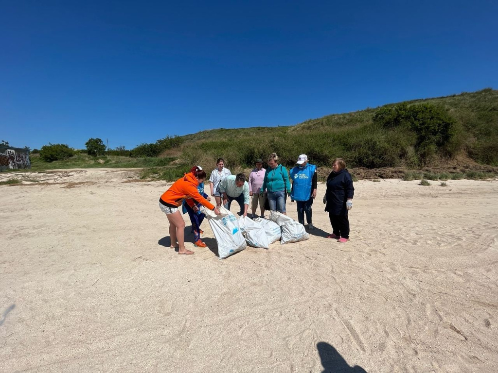 Волонтеры очистили от мусора берег Ейского лимана