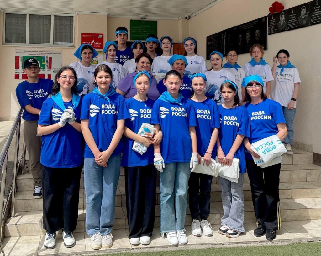 в ауле Зеюко в Карачаево-Черкесии ребята из кружка «Юный эколог» очистили от мусора 3 км левого берега реки Малый Зеленчук.