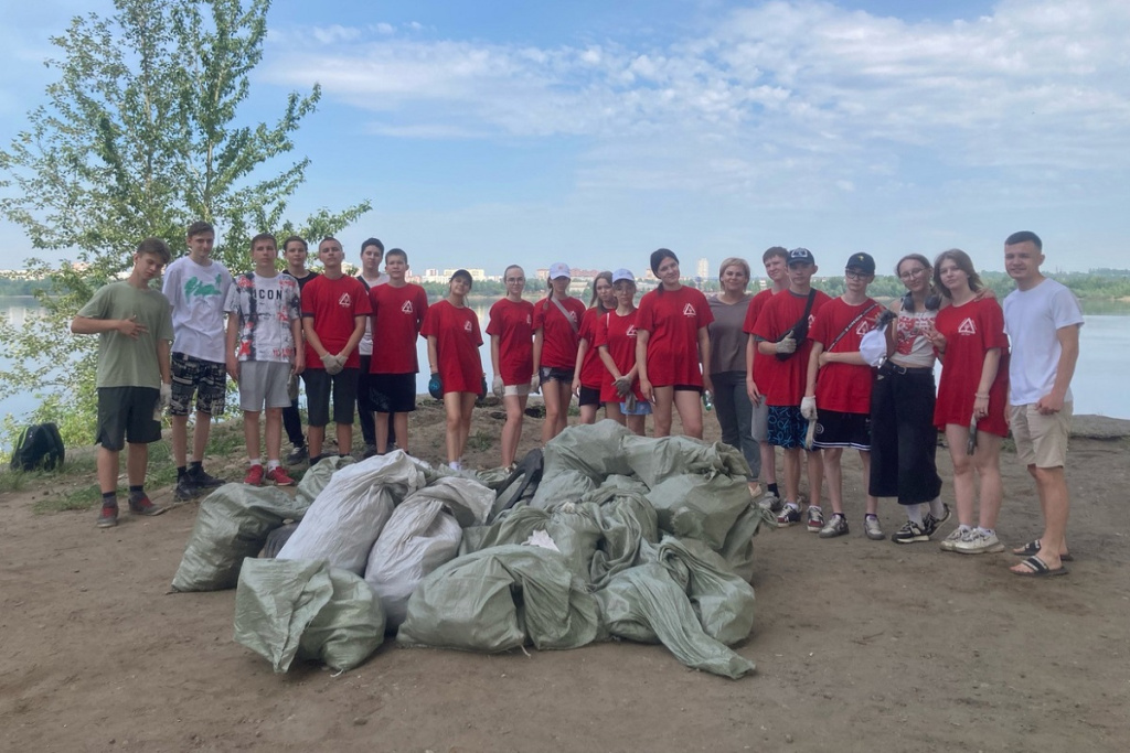 Молодежная группа «Команда К» из Кондратова очистила берег реки Камы.