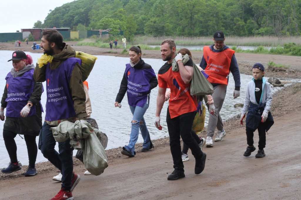 Волонтеры очистили 1,5 км береговой линии острова Русский во Владивостоке