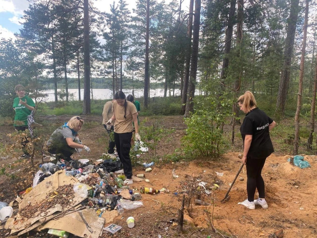 В Псковской области молодежные команды из Опочецкого, Псковского и Островского районов совместили субботник с экопоходом.