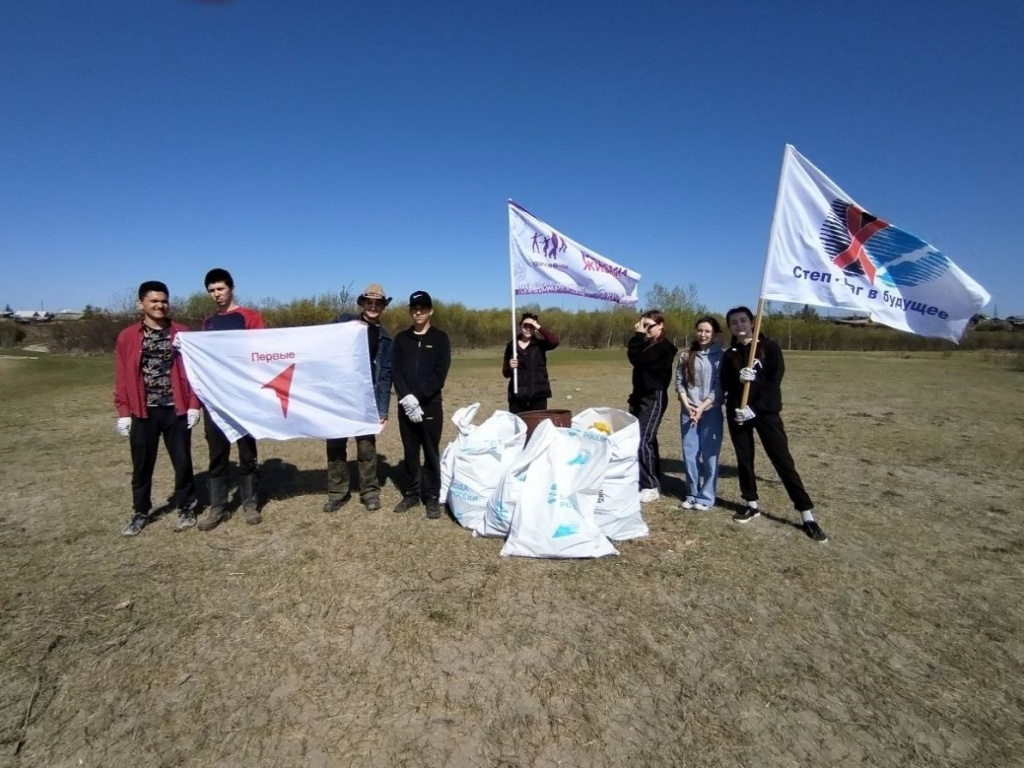 В Бурятии12 участников «Движения первых» вышли на уборку берегов реки Баргузин.