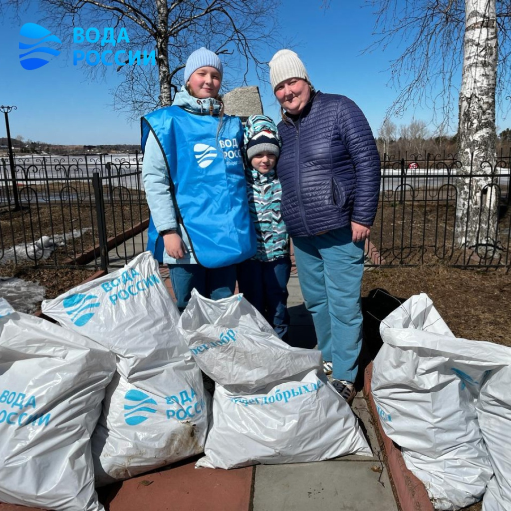 В Томской области 37 человек участвовали в субботнике на берегах реки Кеть.