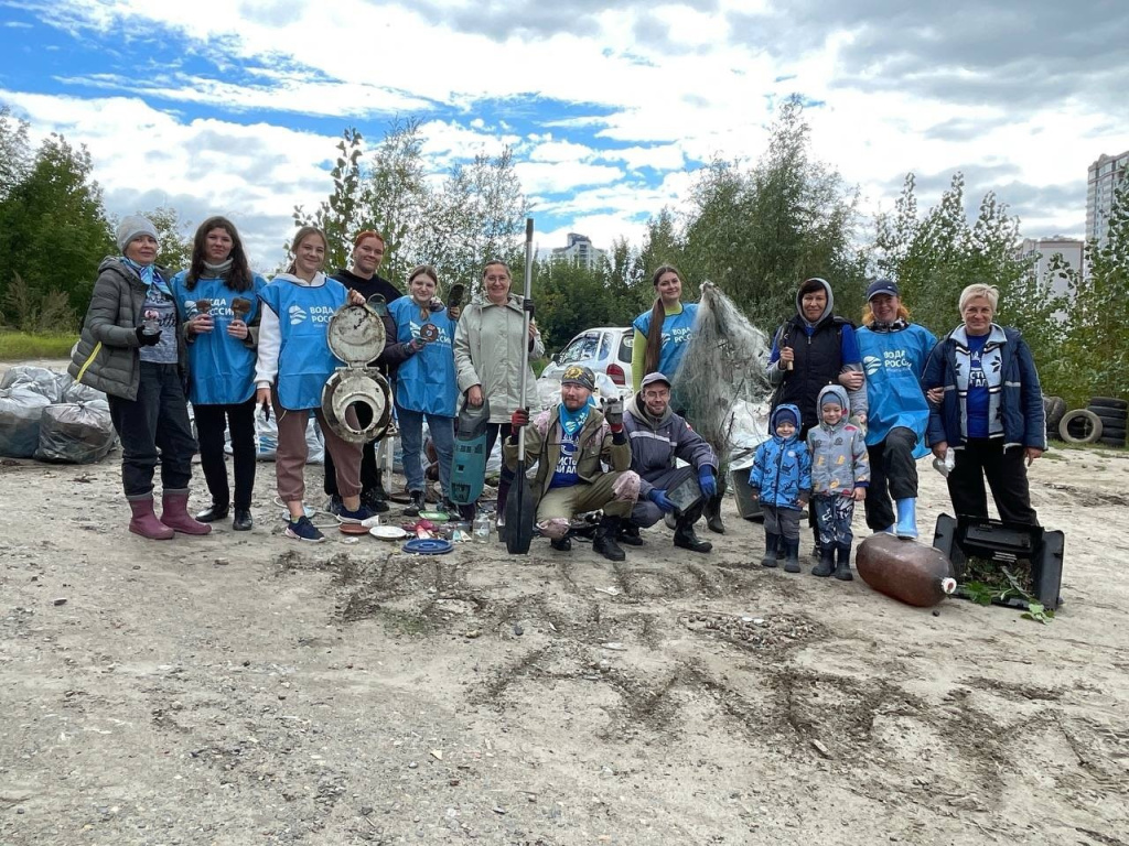 Мебель, обувь и весло: что нашли алтайские волонтеры на берегах Оби