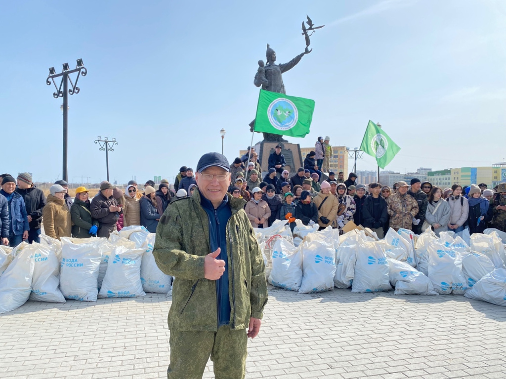Крупный субботник прошел недавно в Якутске на берегах озера Сайсары.