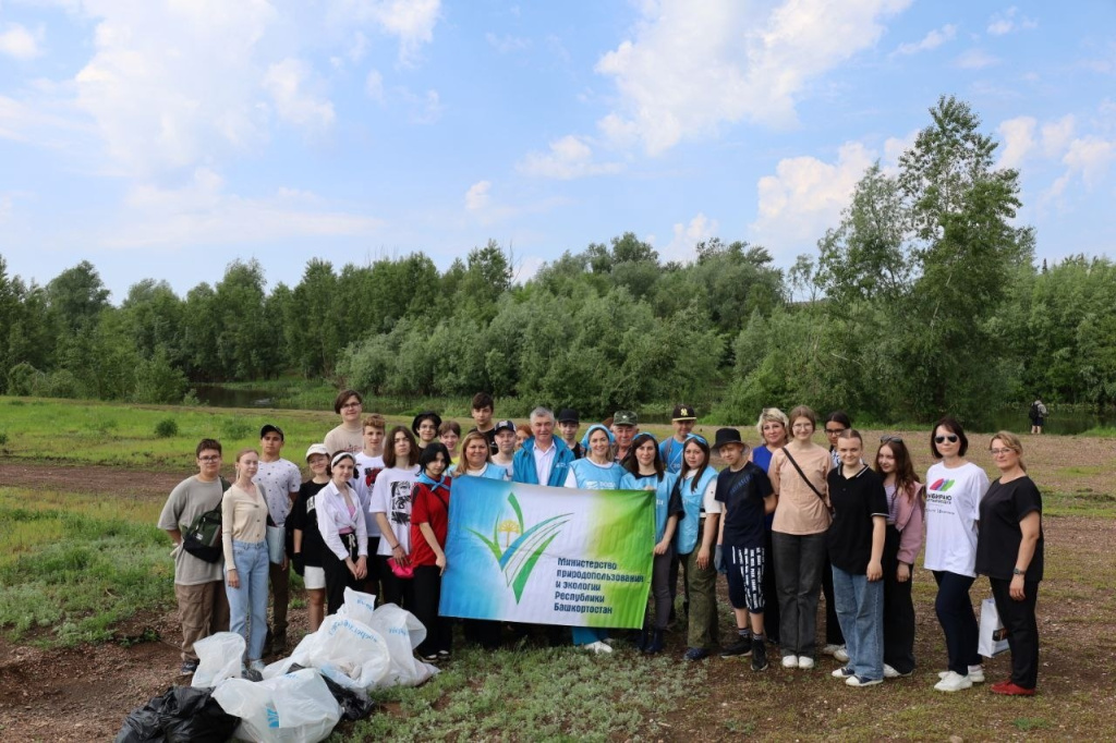 На уборку берегов реки Ашкадар вышли 50 человек.