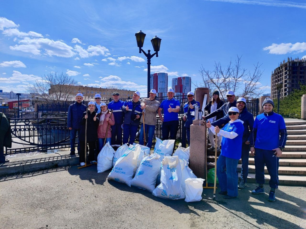 в Красноярском крае корпоративные волонтеры из «Газпром недра» очистили от мусора берег реки Кача