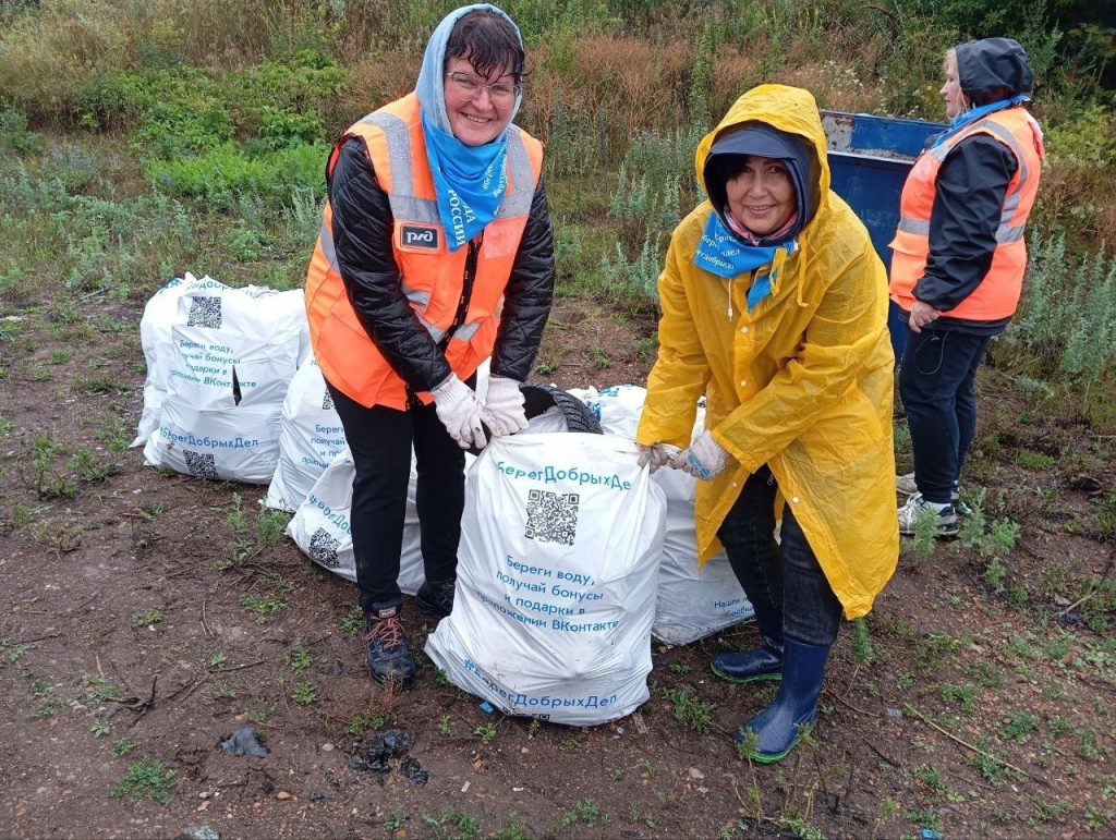 В Башкортостане волонтерский отряд Куйбышевской железной дороги провел субботник на берегах реки Белой
