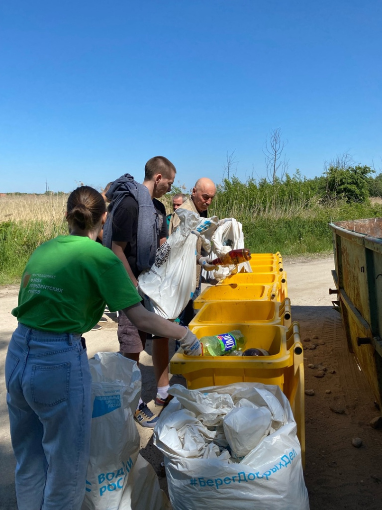 Волонтеры акции «Вода России» очистили берега Правдинского водохранилища