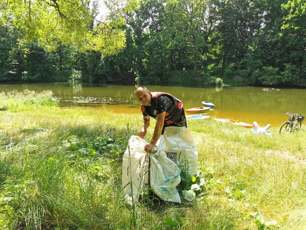 А в Курской области Роман Кириллов и Александр Корсаков отправились в очередной экосплав по Сейму.